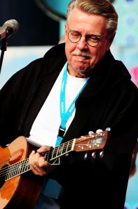 598px-Mikael_Wiehe_Sommarkrysset_2012_By_Daniel_Åhs_Karlsson
